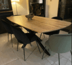 Table à manger en bois massif d'acacia avec bords arrondis