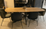 Table à manger en bois massif d'acacia avec bords arrondis