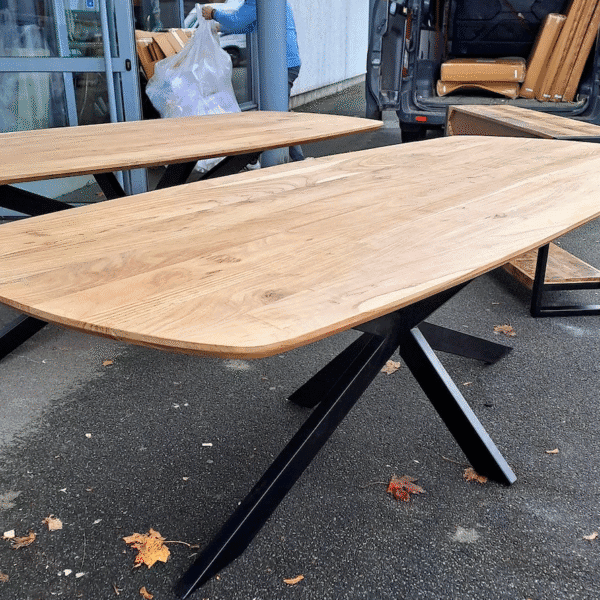 Table à manger en bois massif d'acacia avec bords arrondis