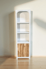 Cette bibliothèque sculpturale de la collection Rennes célèbre l’artisanat authentique et la beauté des formes organiques.