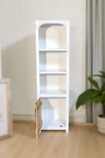 Cette bibliothèque sculpturale de la collection Rennes célèbre l’artisanat authentique et la beauté des formes organiques.