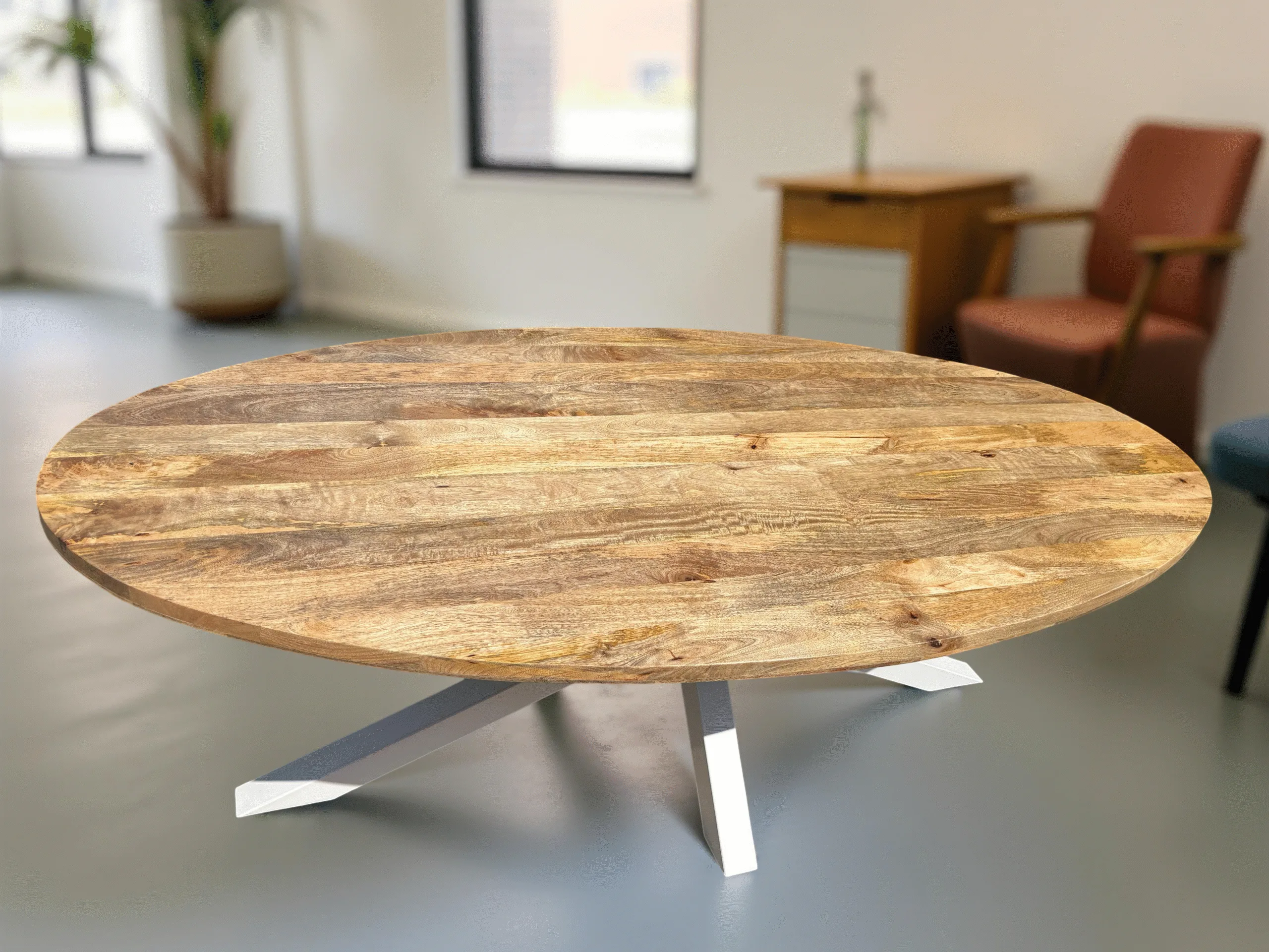 Table de salle à manger biseauté ovale en bois de manguier massif et lisse pieds noir our blanc