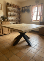 Table à manger carrée 140x140 cm en bois de manguier avec pied central en métal noir bords irréguliers - Pareloup