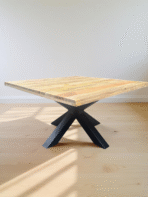 Table à manger carrée 140x140 cm en bois de manguier avec pied central en métal noir bords irréguliers - Pareloup