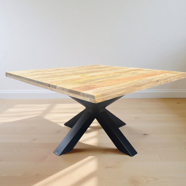 Table à manger carrée 140x140 cm en bois de manguier avec pied central en métal noir bords irréguliers - Pareloup