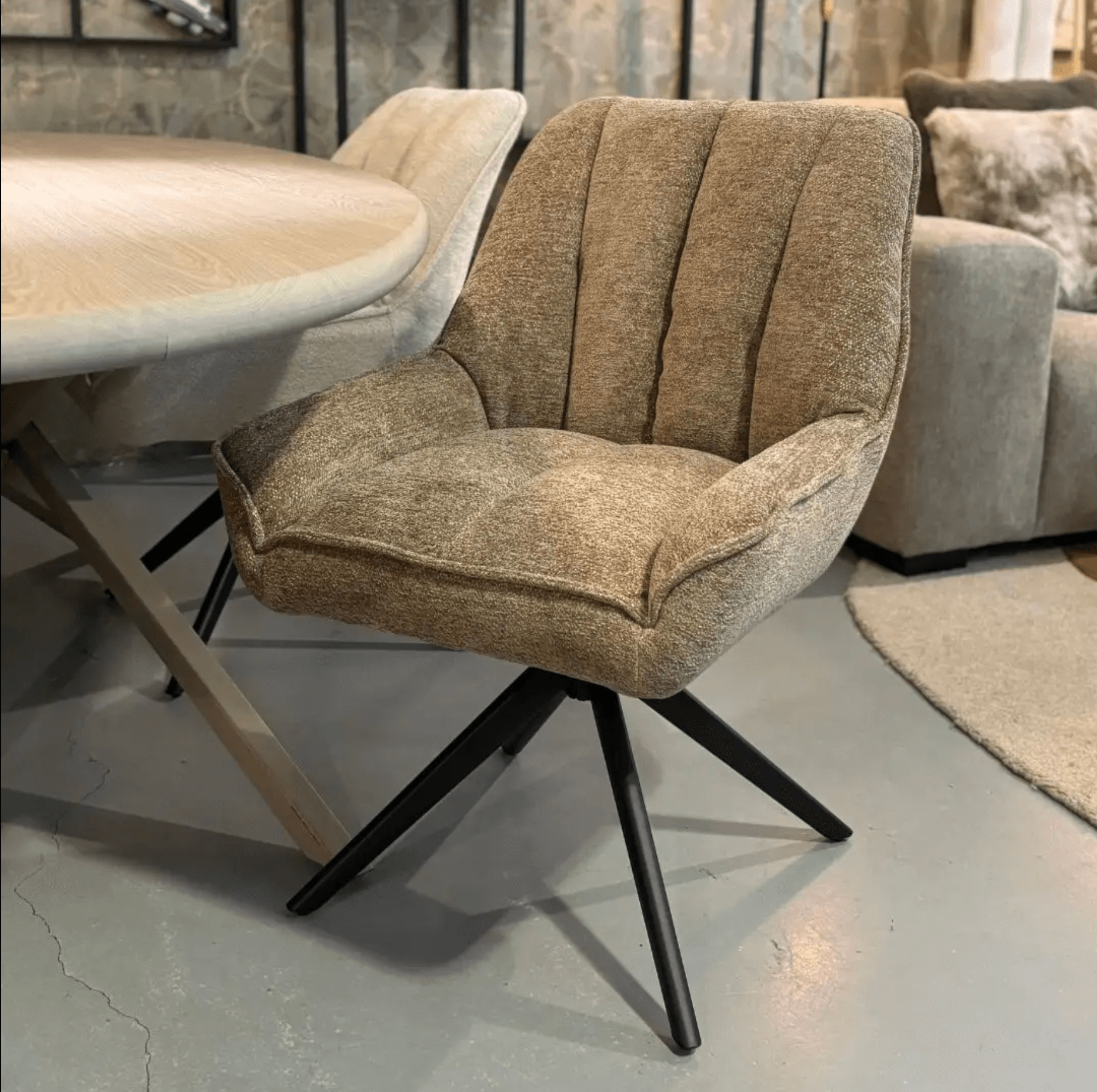 Chaise Bourget – Chaise pivotante en tissu avec pied métal noir | Taupe, Vert, Blanc Naturel Dwelling Interiors Chaise Bourget – Chaise pivotante en tissu avec pied métal noir | Taupe, Vert, Blanc Naturel Dwelling Interiors