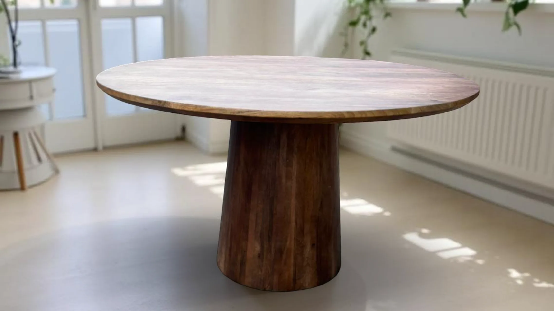 Table ronde Bourges - Manguier massif brun noyer - 130 cm - Dwelling Interiors Table ronde Bourges - Manguier massif brun noyer - 130 cm - Dwelling Interiors