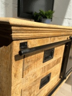 Meuble TV industriel bois massif & métal avec portes coulissantes – Indus – 180 / 200 cm – Dwelling Interiors